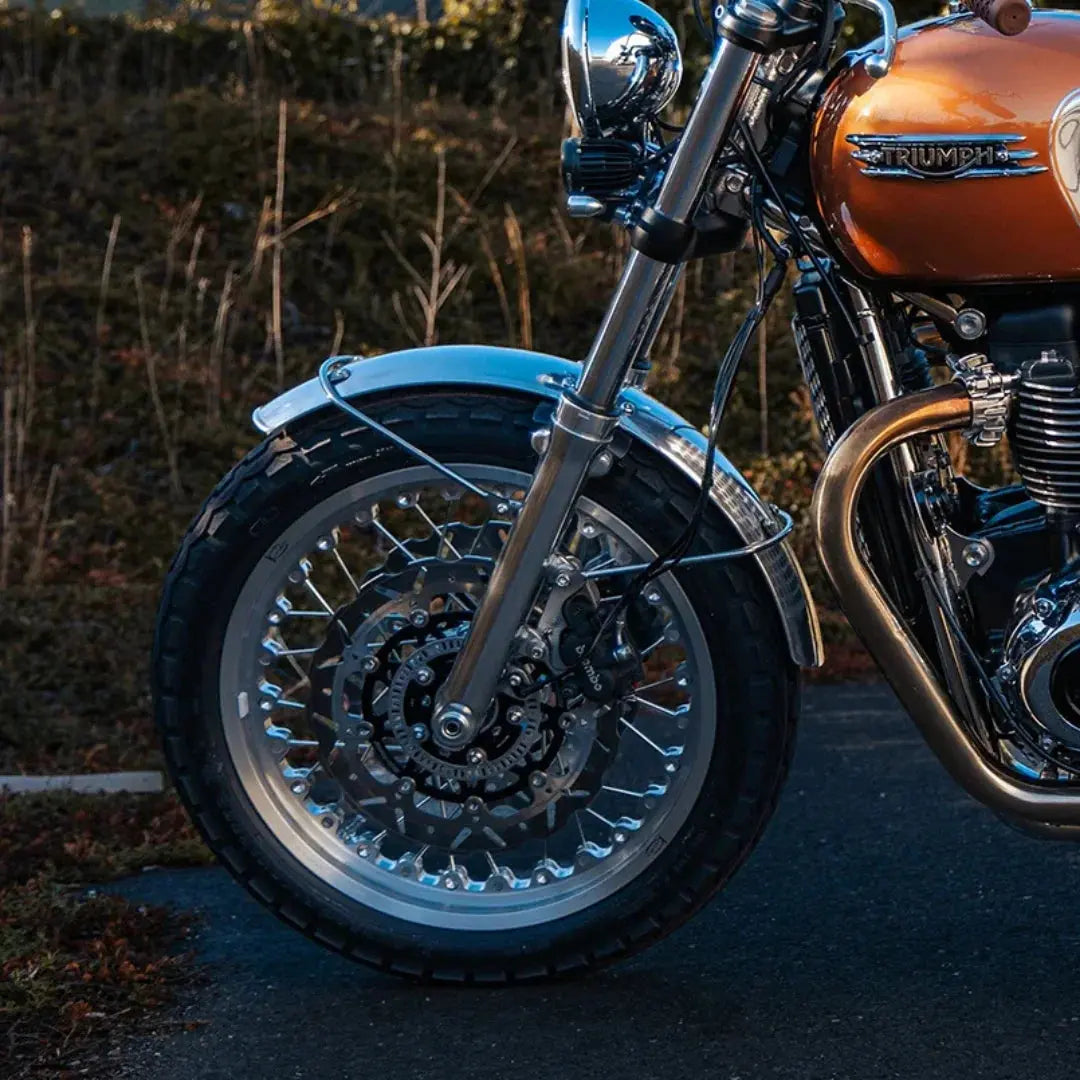 Triumph Bonneville T120 bleue equipee jantes Kineo a rayons FCR Accessoires