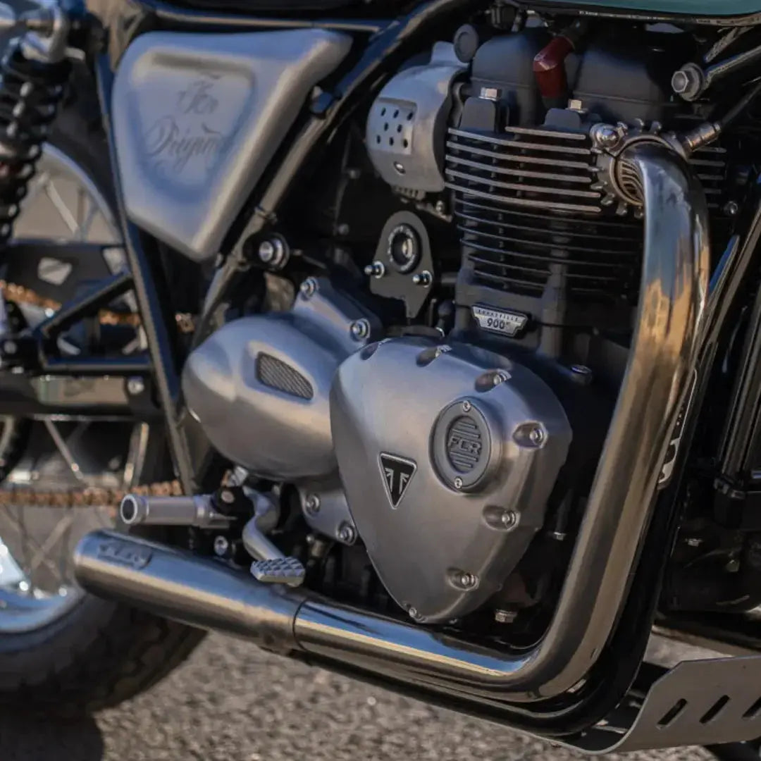 Carter moteur principal Triumph aluminium brossé pièce FCR Original finition technique haut de gamme monté sur une moto Triumph Bonneville T120