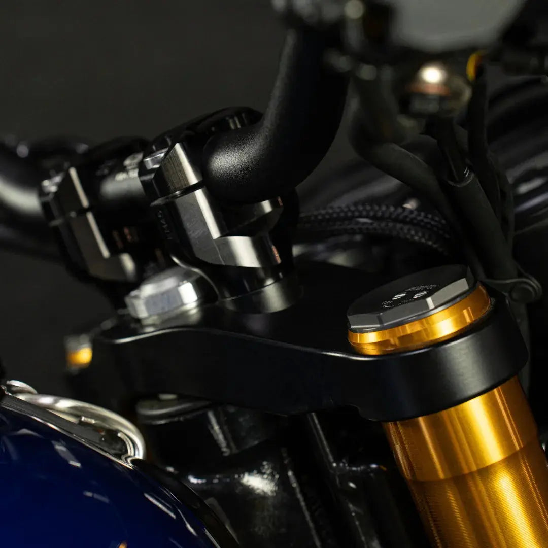 Kit Roadster Thruxton FCR Original - te de fourche et guidon montes sur une Triumph a fourche doree, gros plan