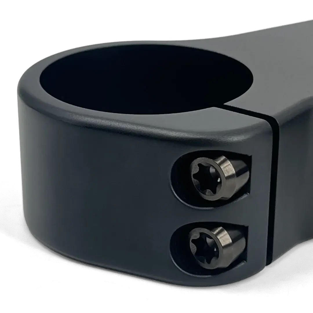 Détail du serrage de tube de fourche sur té de fourche large Bobber FCR Original, finition noire anodisée