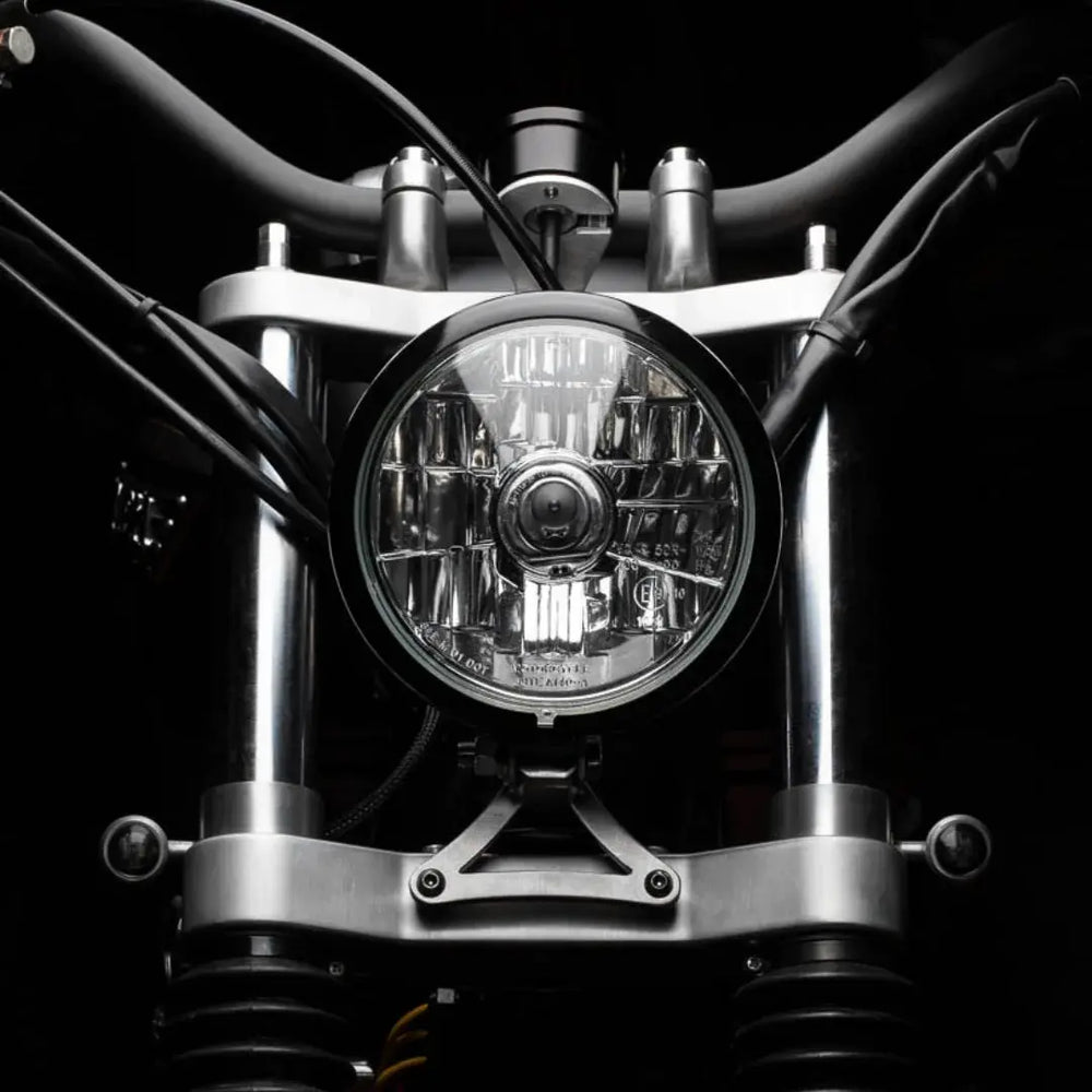 Kit Te de Fourche Large Triumph Modern Classic FCR Original - mise en scene studio avec phare rond fond noir