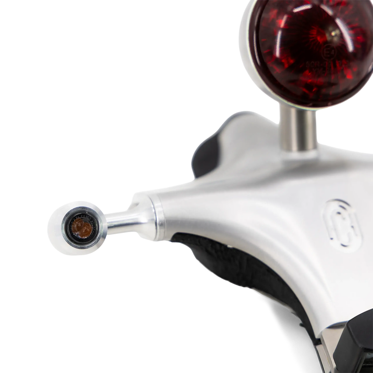 Support de feu aluminium brosse logo FCR et feu LED Bates kit feu arriere Triumph Bobber detail