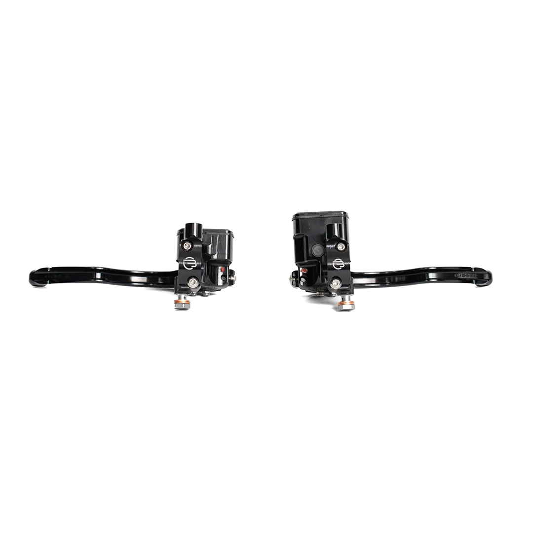 Maitres-cylindres Beringer Aerotec paire vue arriere reservoir Triumph Rocket 3 FCR Accessoires