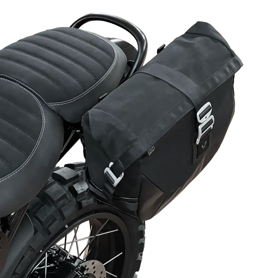Sacoche latérale montée sur Triumph Scrambler 400 avec support spécifique