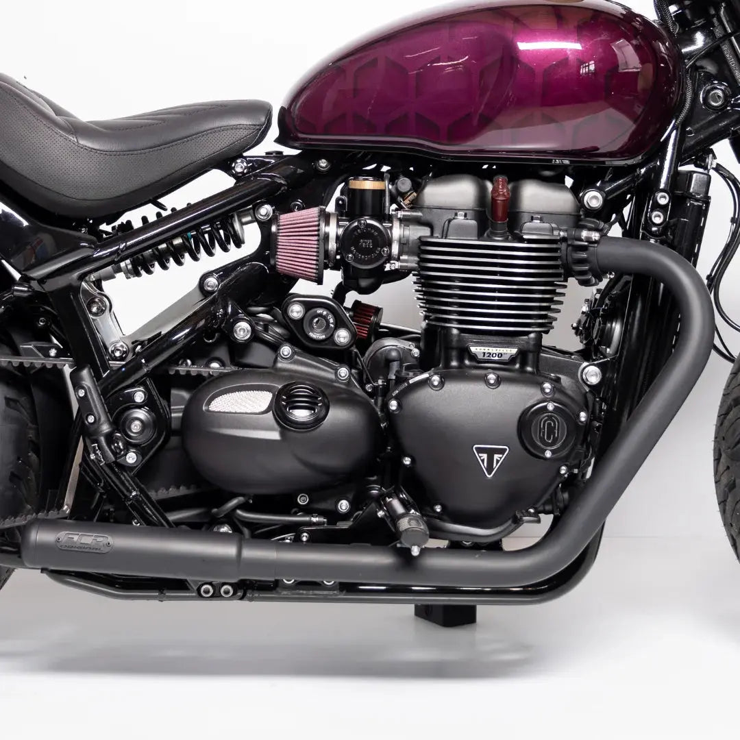 Échappement FCR Accessoires noir sur Triumph Bobber 1200 – intégration parfaite, finition satinée et style néo-rétro.