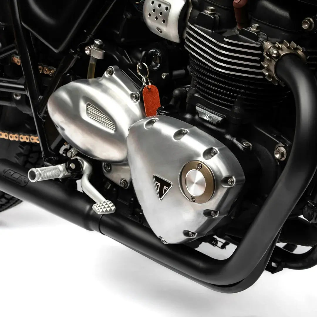 Triumph Bobber 1200 équipée de la ligne d’échappement FCR Original noire – performance améliorée et design épuré.