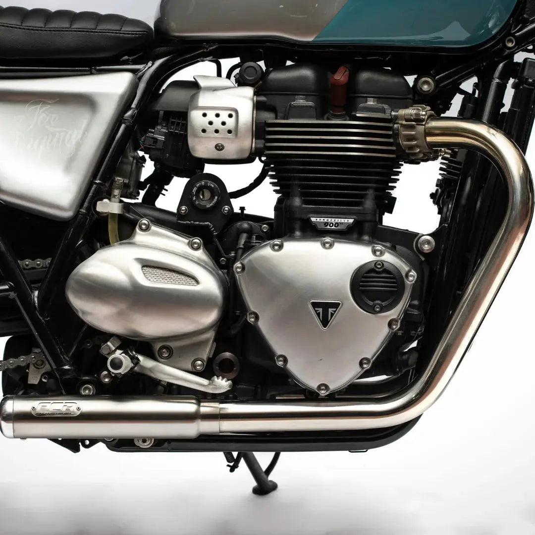 Silencieux et tube intermédiaire en inox brossé montés sur moteur Triumph 900, ligne d’échappement FCR Accessoires pour Modern Classics.