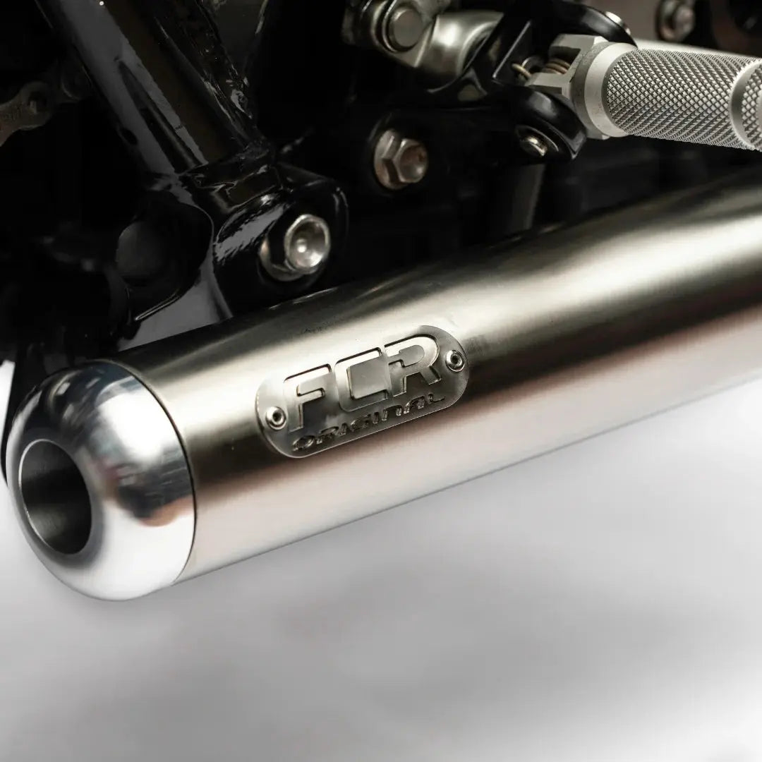 Silencieux inox brossé FCR Accessoires monté sur Triumph Modern Classics, finition artisanale et look néo-rétro.