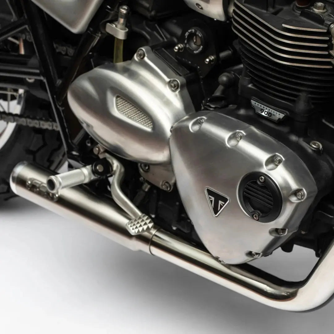Ligne d’échappement complète FCR Accessoires en inox brossé sur Triumph 900, courbes travaillées et montage plug & play.
