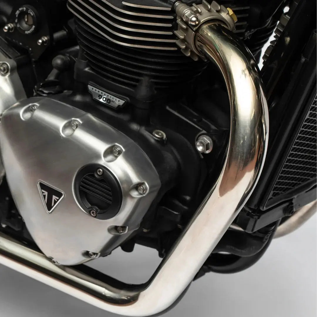 Courbe avant de la ligne d’échappement FCR Accessoires en inox brossé pour Triumph Modern Classics, finition premium et soudure artisanale.