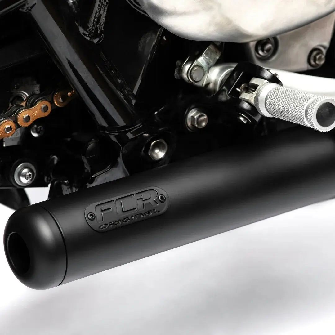 Silencieux noir mat FCR Accessoires monté sur Triumph Modern Classics, look custom et finition haut de gamme.