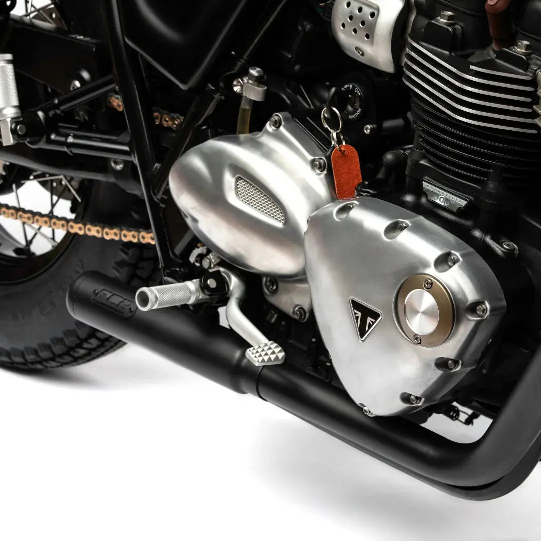 Silencieux et tube intermédiaire noirs montés sur moteur Triumph 900, ligne d’échappement FCR Accessoires finish noir mat.