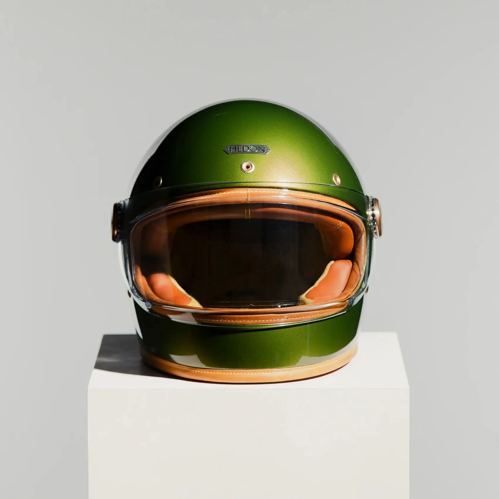Hedon Heroine Racer 2.0 Olivea casque moto intégral finition olive brillant avec intérieur cuir marron haut de gamme