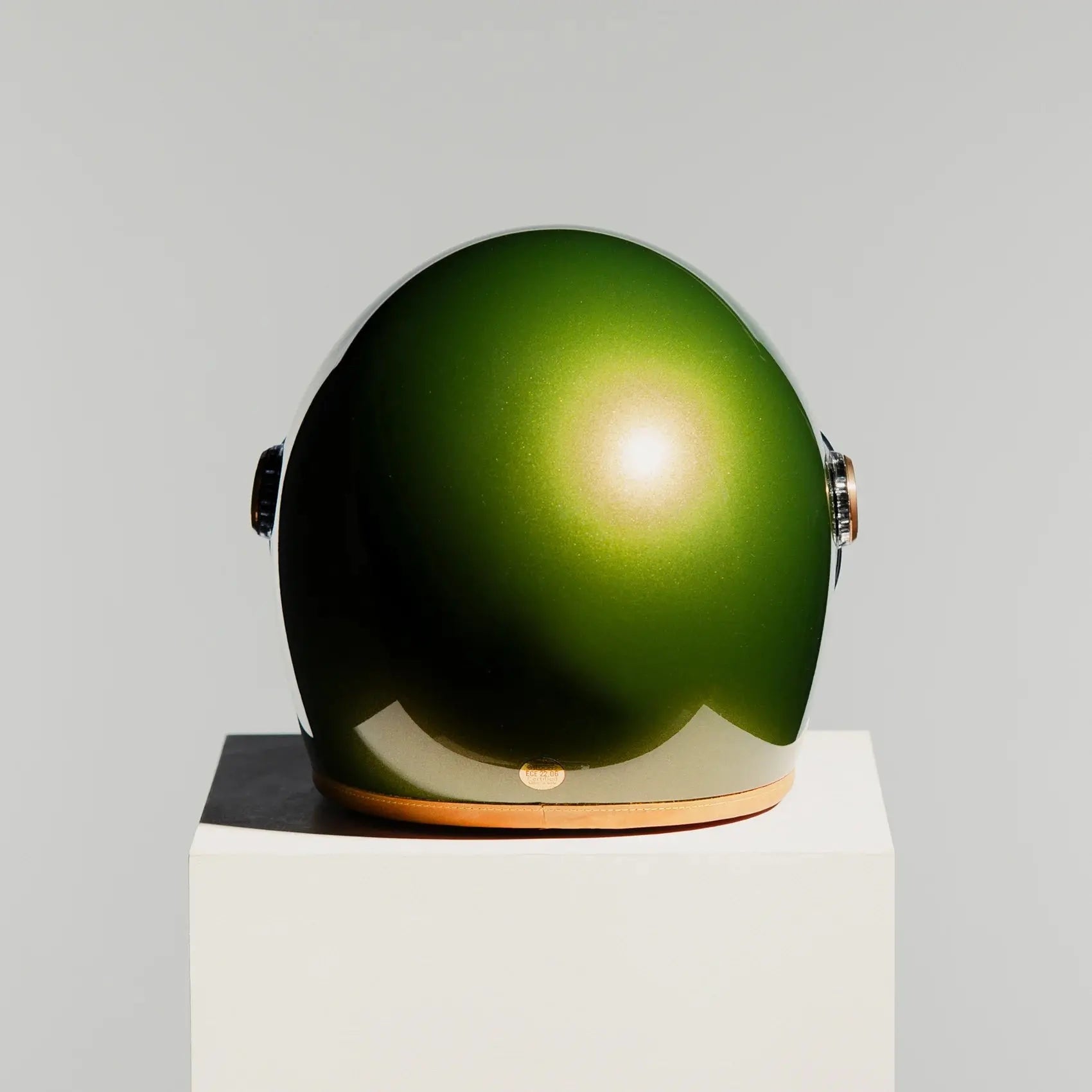 Casque Hedon Heroine Racer 2.0 Olivea vue arrière avec finition olive métallisé et assemblage artisanal