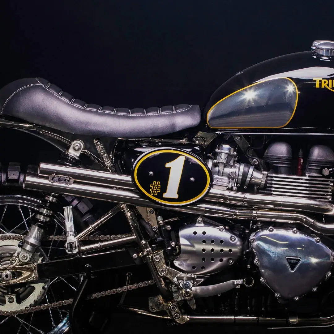 Plaques Numero Moto FCR Original - plaque montee sur le flanc d une Triumph preparee, gros plan
