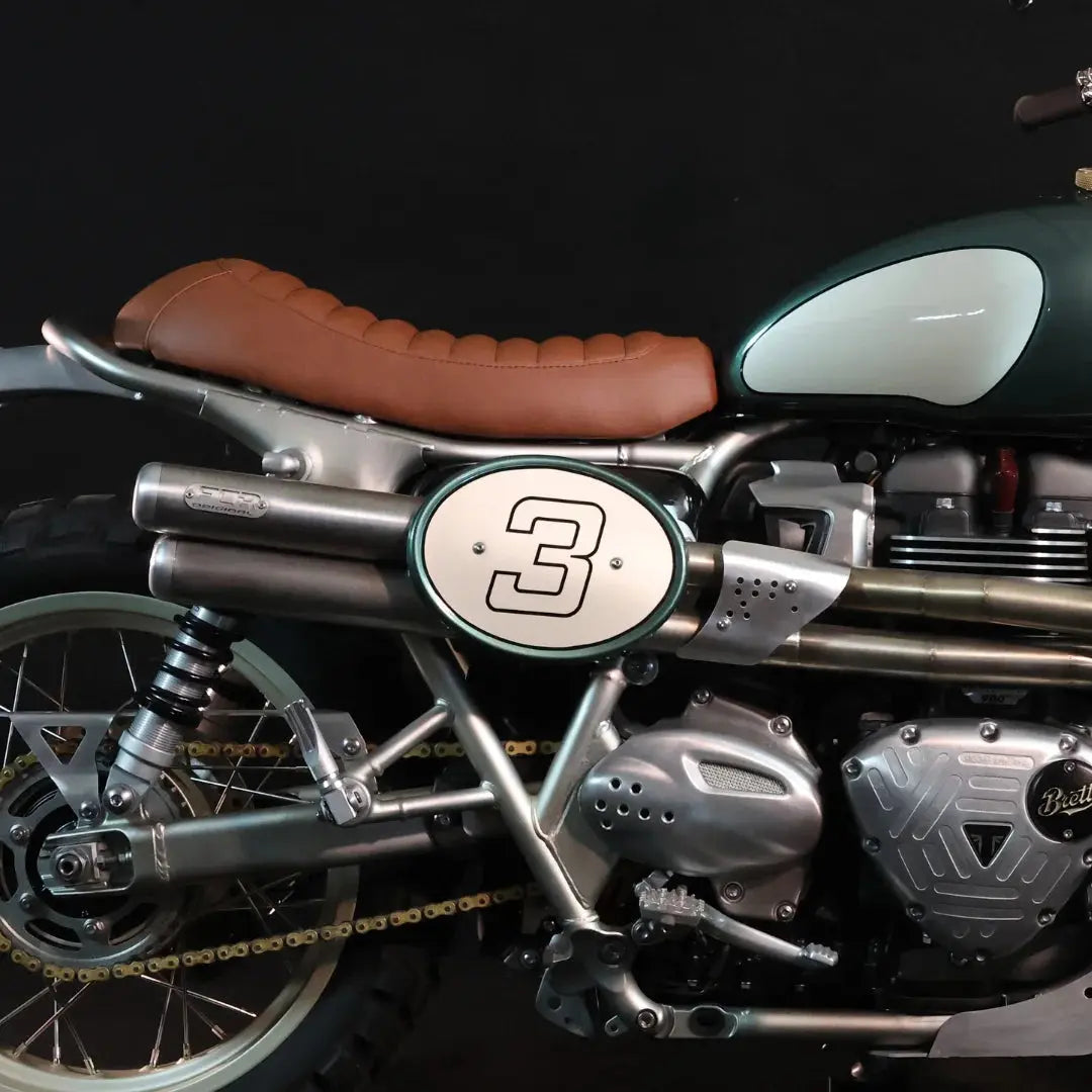 Plaques Numero Moto FCR Original - plaque creme a contour vert montee sur une Triumph Speed Twin 900 