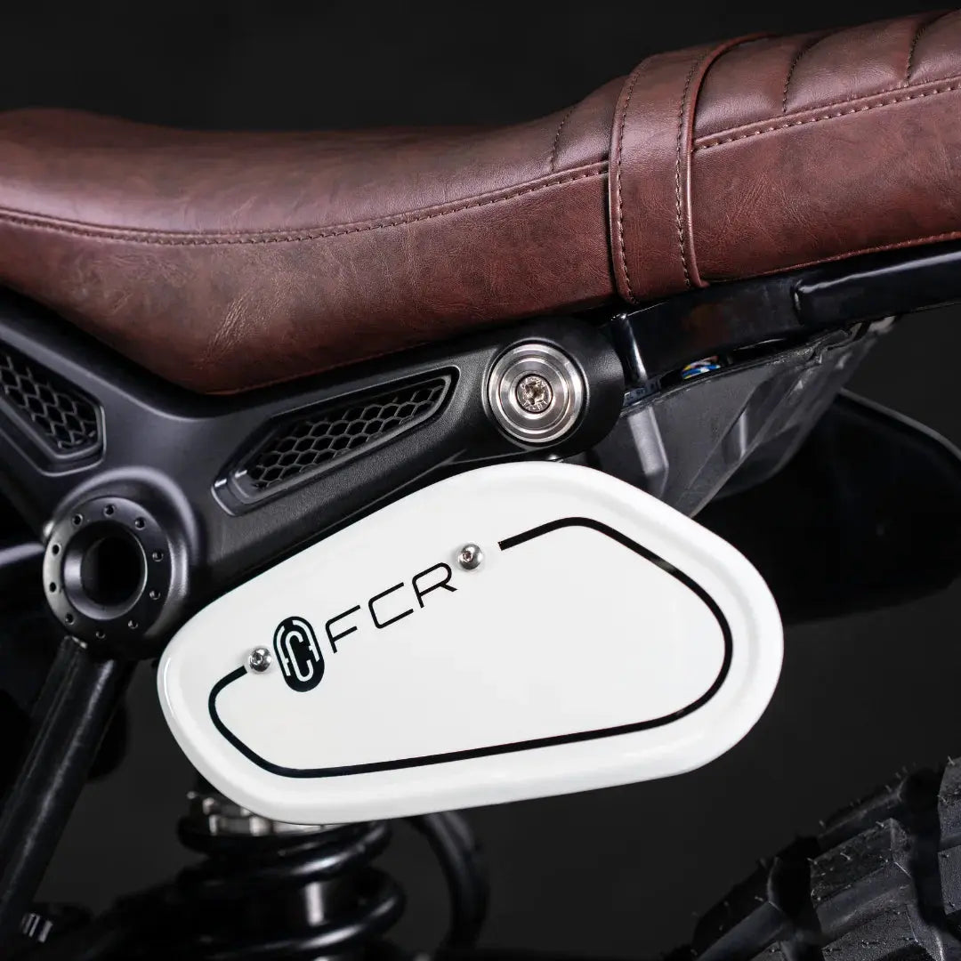 Grille de Radiateur a Retours BMW R NineT FCR Original - finition noire montee sur la moto bleue