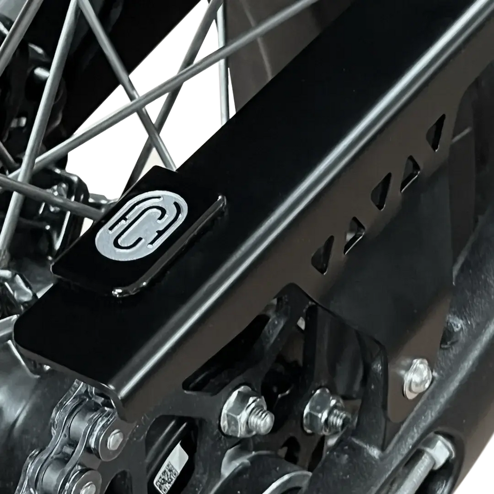 Protection de chaîne aluminium noir montée sur Triumph Speed 400 2025