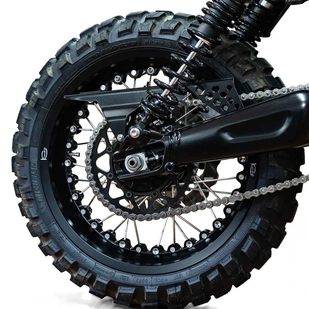 Protege-chaine FCR Original aluminium noir monte gros plan Triumph Scrambler 1200