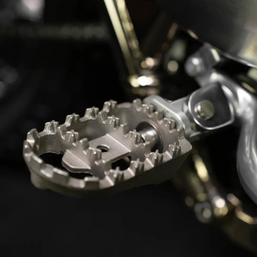 Repose-Pieds Triumph FCR Accessoires - monte sur moto, gros plan finition metal brosse, plateforme crantee et fixation d'origine