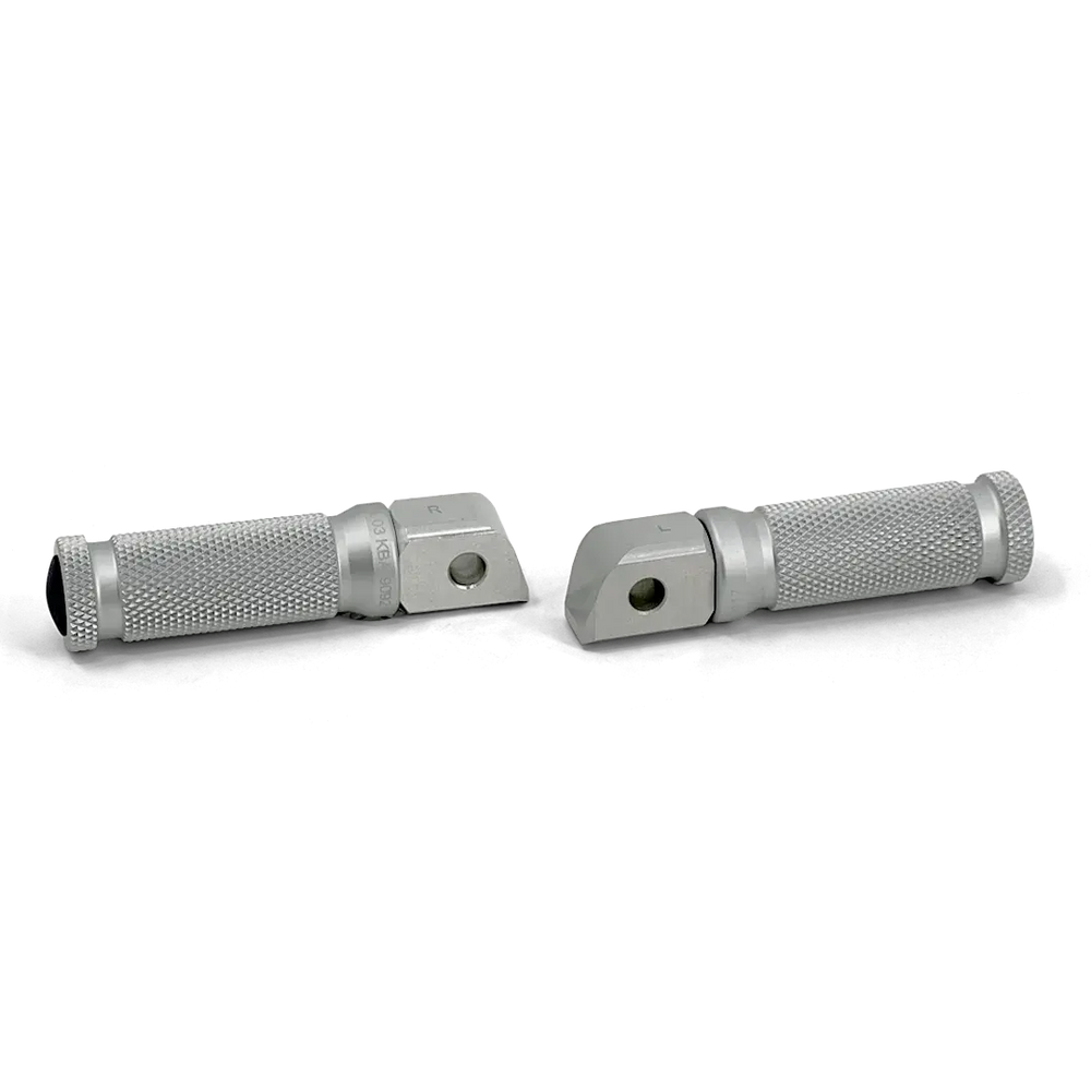 Paire de repose-pieds arrière FCR Accessoires finition aluminium brossé pour Triumph Modern Classic, usinés CNC avec moletage antidérapant et montage plug & play.