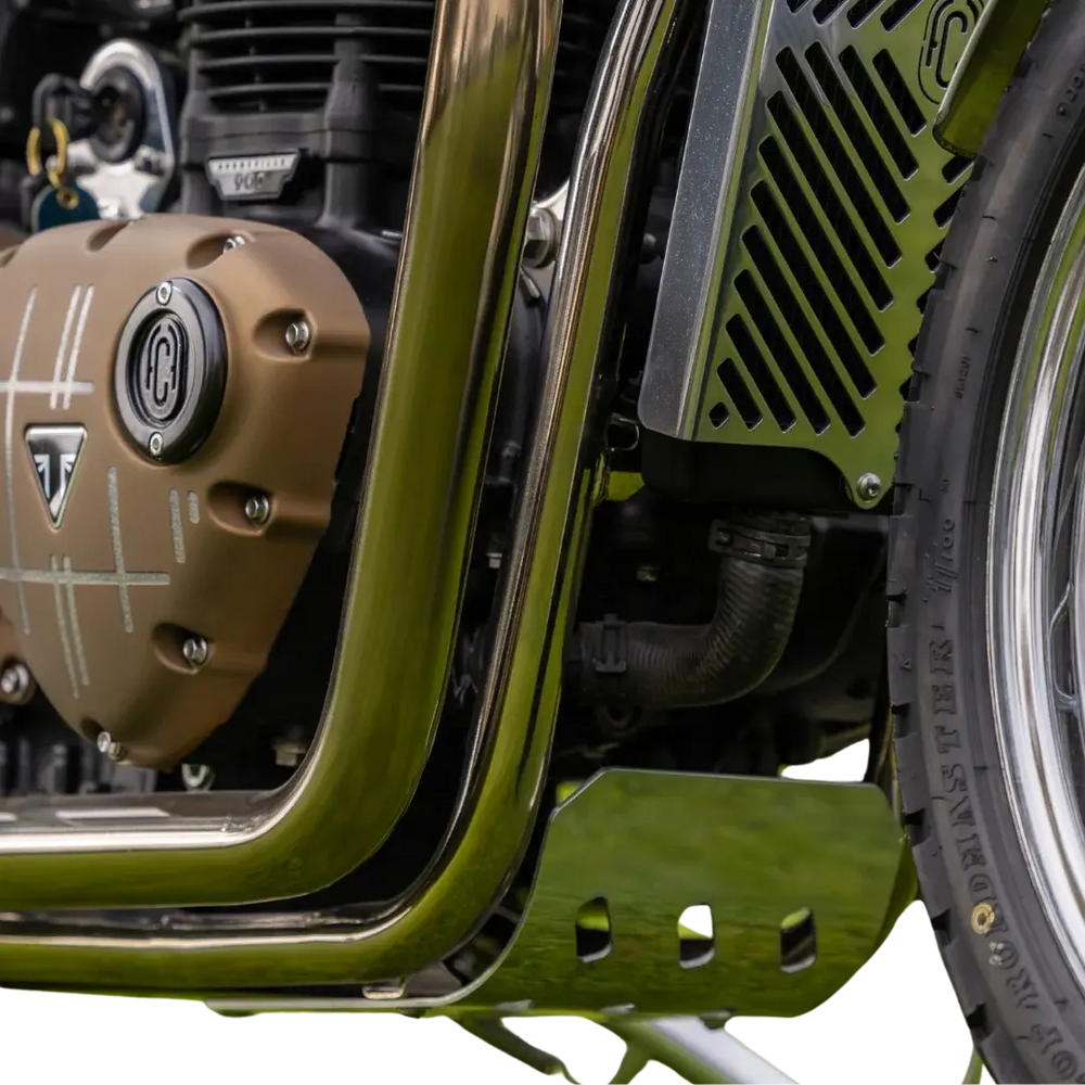 Sabot Moteur Triumph Modern Classic FCR Original - version brossee montee sous le moteur d'une Triumph en situation