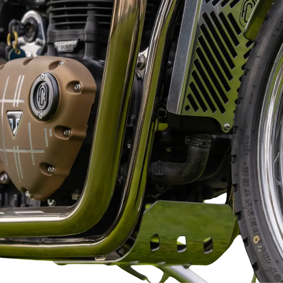 Sabot Moteur Triumph Modern Classic FCR Original - version brossee montee sous le moteur d'une Triumph en situation