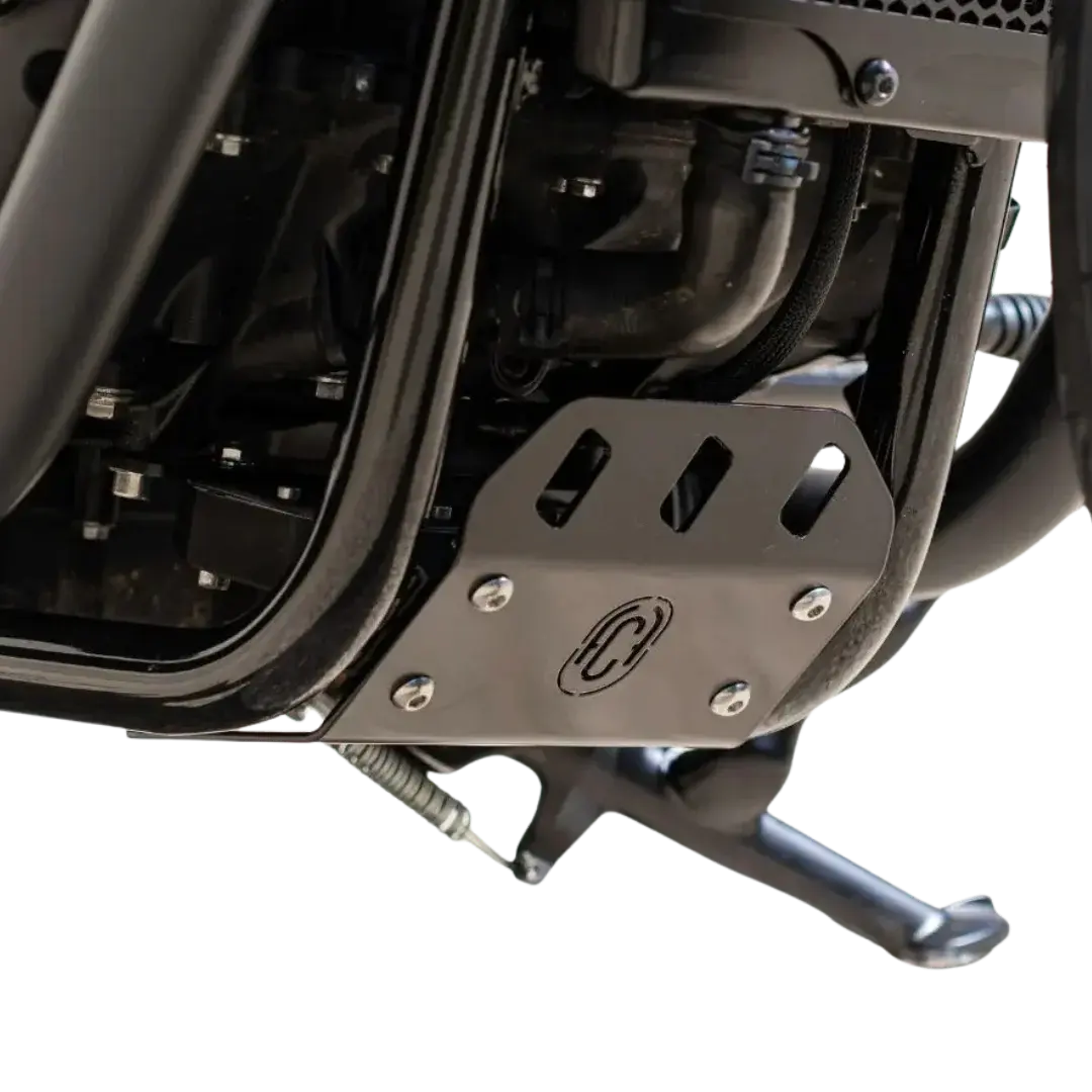 Sabot moteur noir monte sur Triumph Bobber gros plan FCR Original