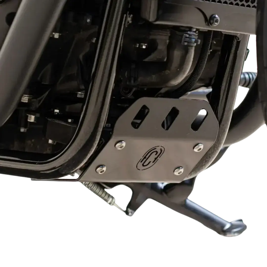 Sabot moteur noir monte sur Triumph Bobber gros plan FCR Original