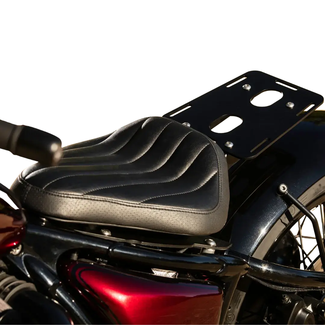 Selle Bobber simili cuir noir avec Porte-Bagages BMW R18 FCR Original - mise en situation montee sur moto, ligne arriere bobber