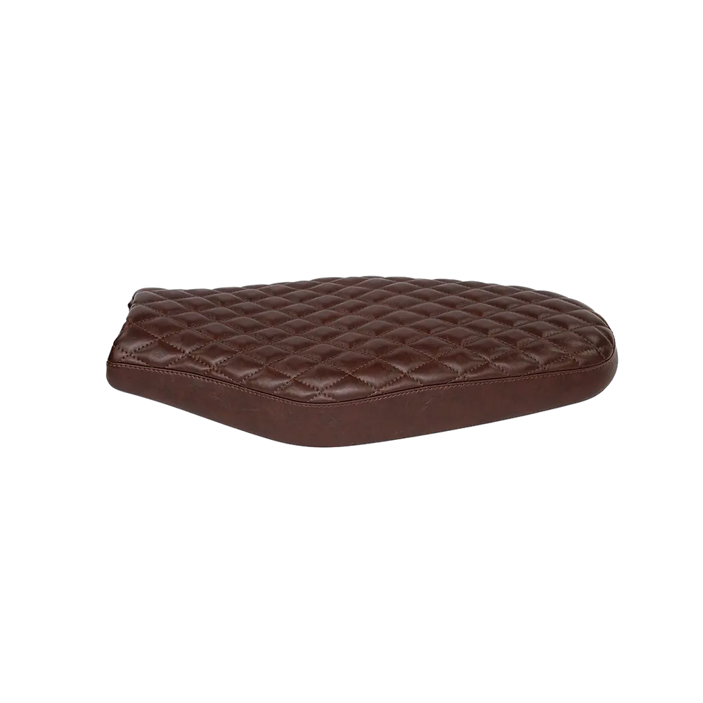 Selle Triumph marron artisanale faite main en France, profil gauche avec motif diamant pour plus de confort