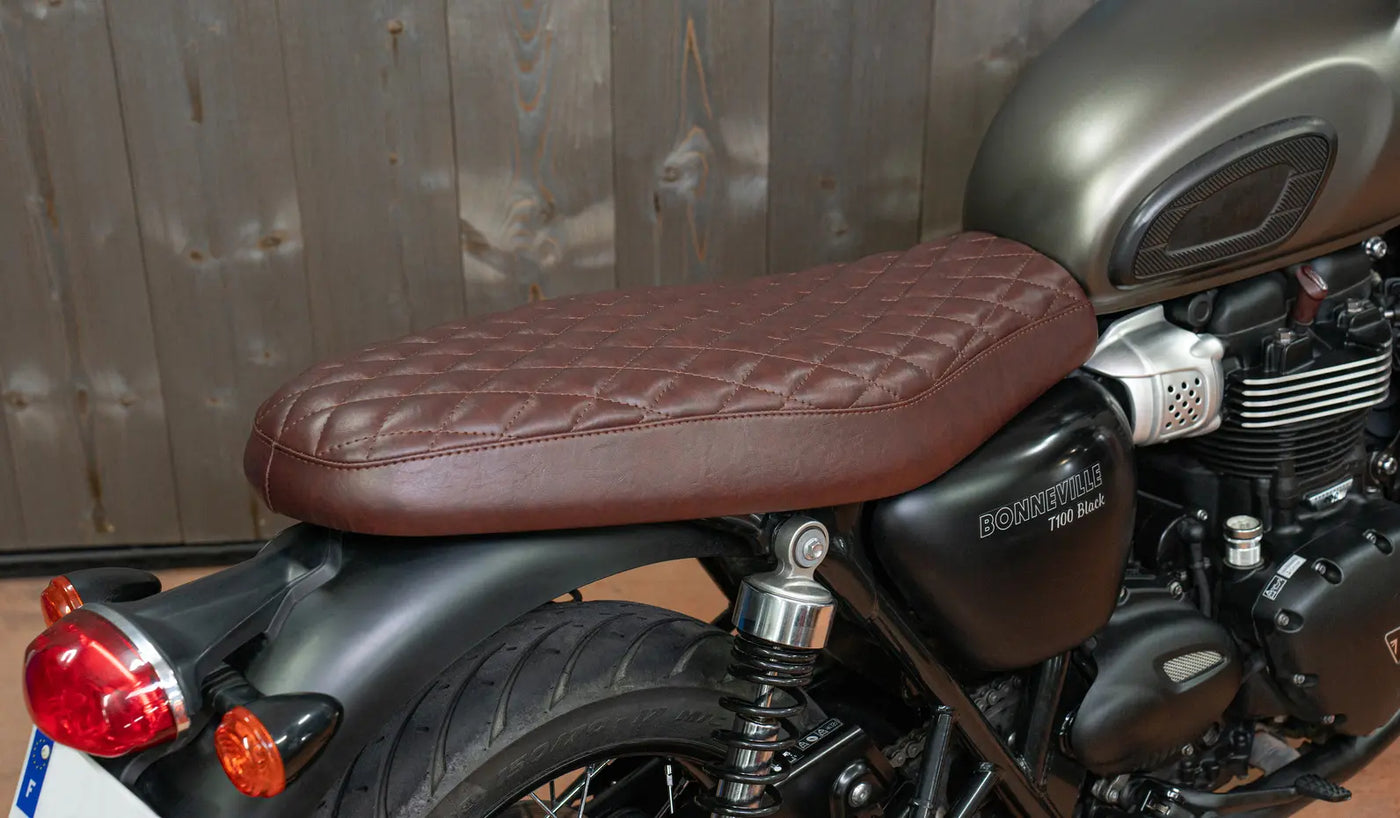 Selle Triumph marron vintage montée sur Modern Classic Selle Triumph marron vintage montée sur moto