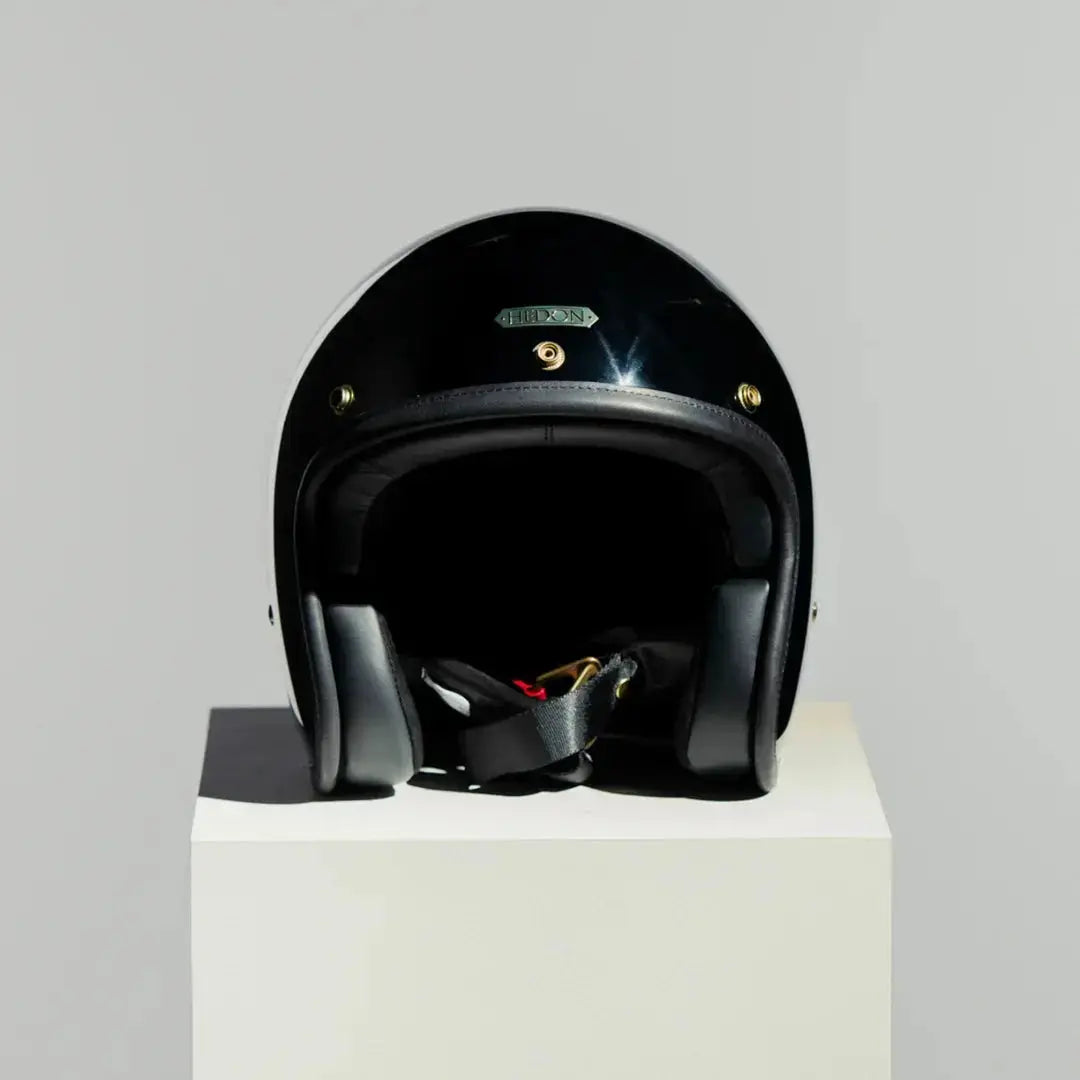 Casque jet Hedon Hedonist noir brillant vue face avec ouverture large et style café racer