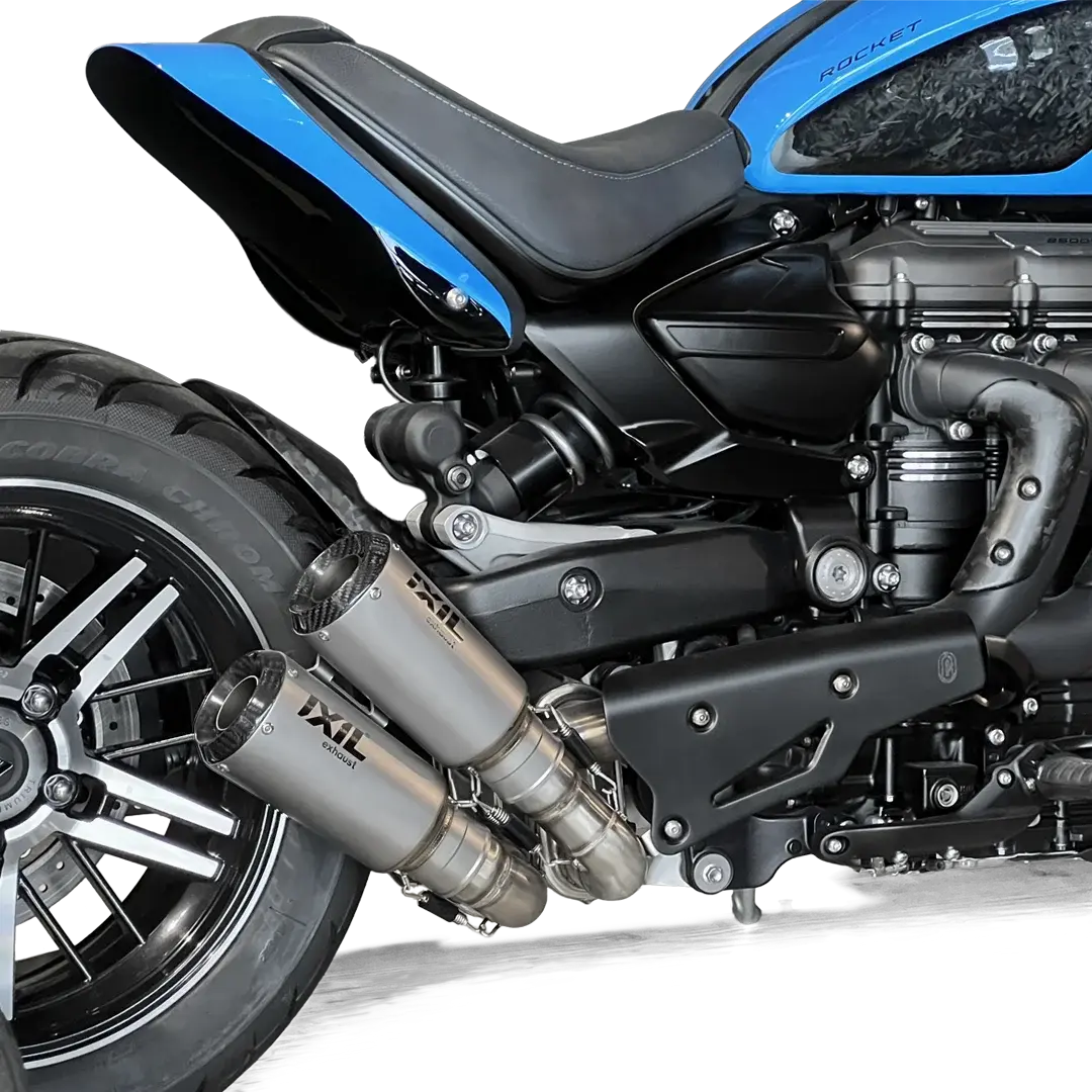 Silencieux d’échappement double court Inox FCR Accessoires monté sur Triumph Rocket 3, vue arrière droite