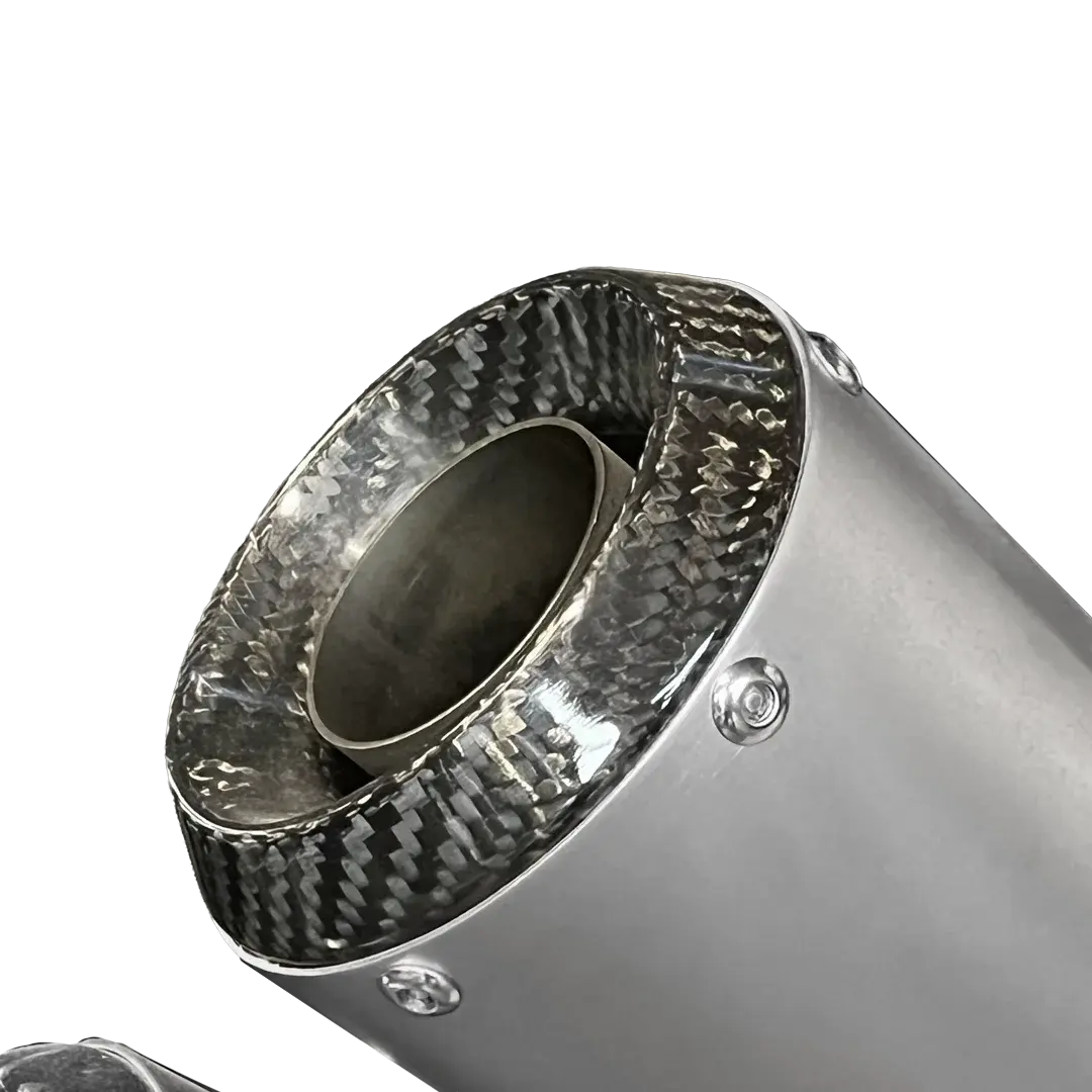 Détail de la sortie d’échappement carbone FCR Accessoires montée sur Rocket 3