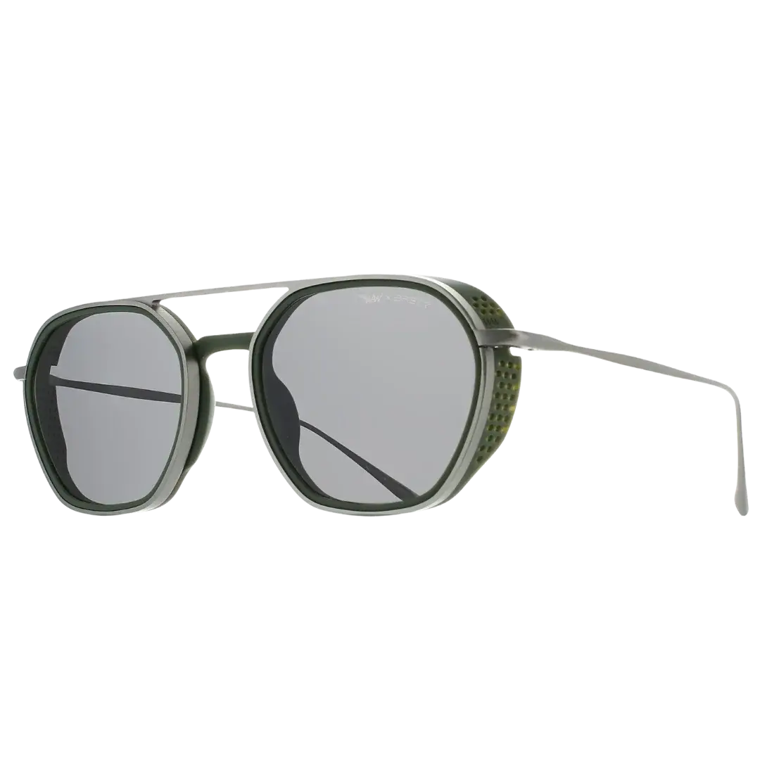 Lunettes soleil moto Brett Spitfire Sun Silver Black - vue trois quarts casquette perforée inspiration mécanique