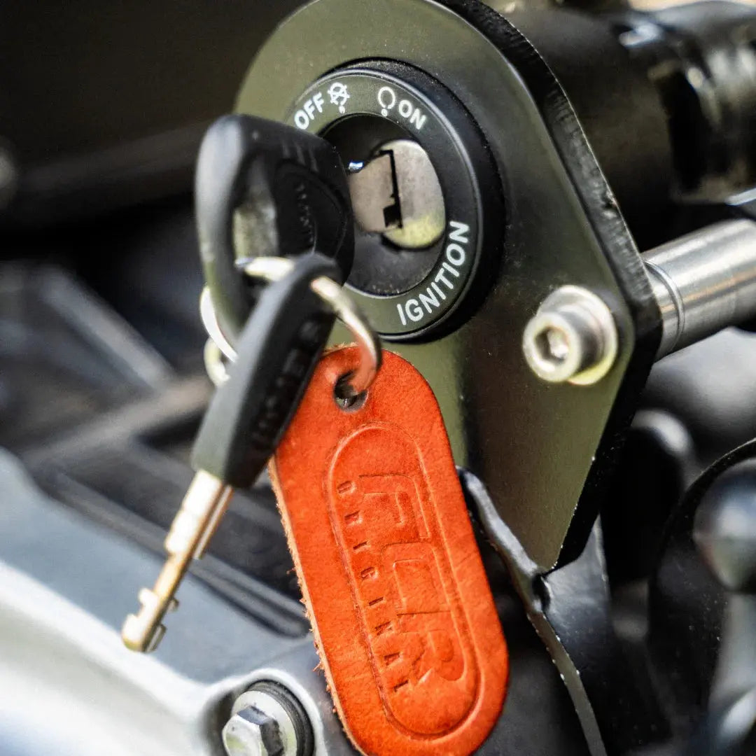 Support neiman déporté Triumph installé repositionnement contacteur FCR Accessoires poste de pilotage épuré