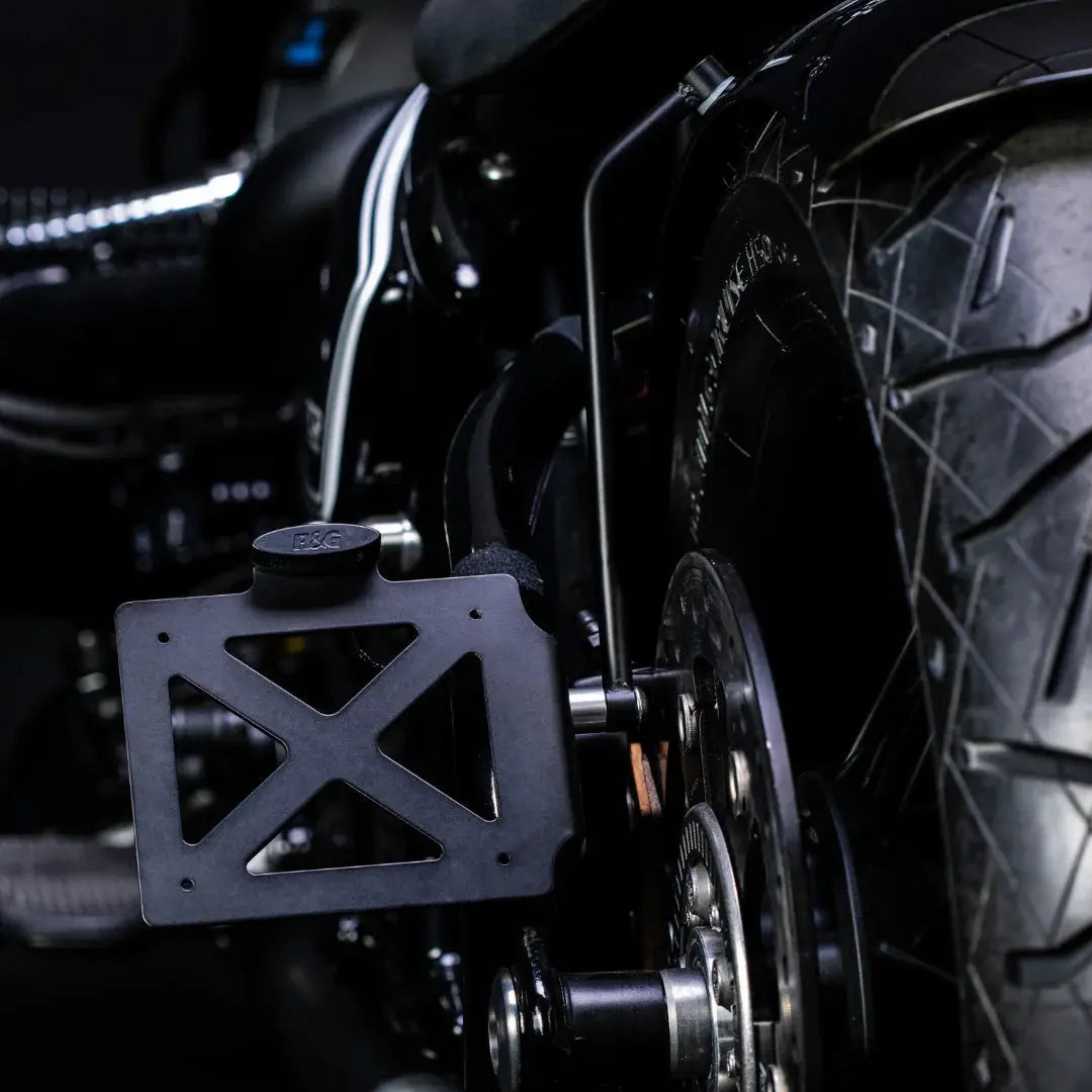 Support de Plaque Latéral BMW R18 FCR Original - support noir monté sur une préparation de BMW R18