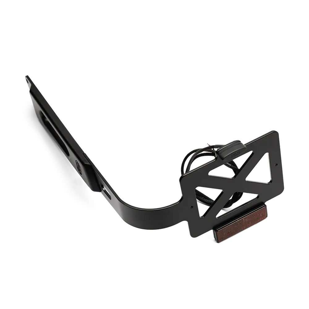 Support de Plaque BMW R18 FCR Original - support noir avec logement de plaque ajoure et catadioptre, vue de trois quarts
