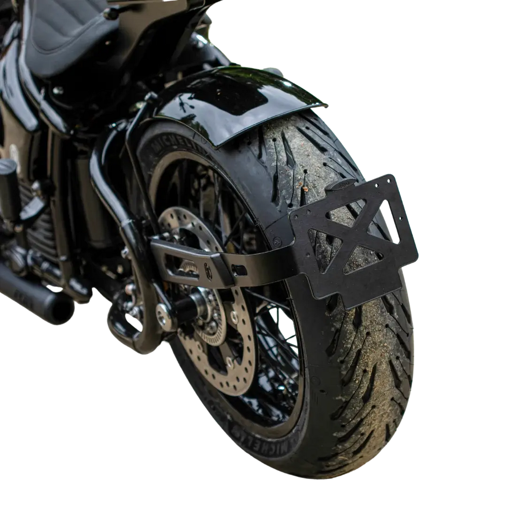 Support de Plaque BMW R18 FCR Original - mise en situation, plaque ramenee derriere la roue arriere de la moto