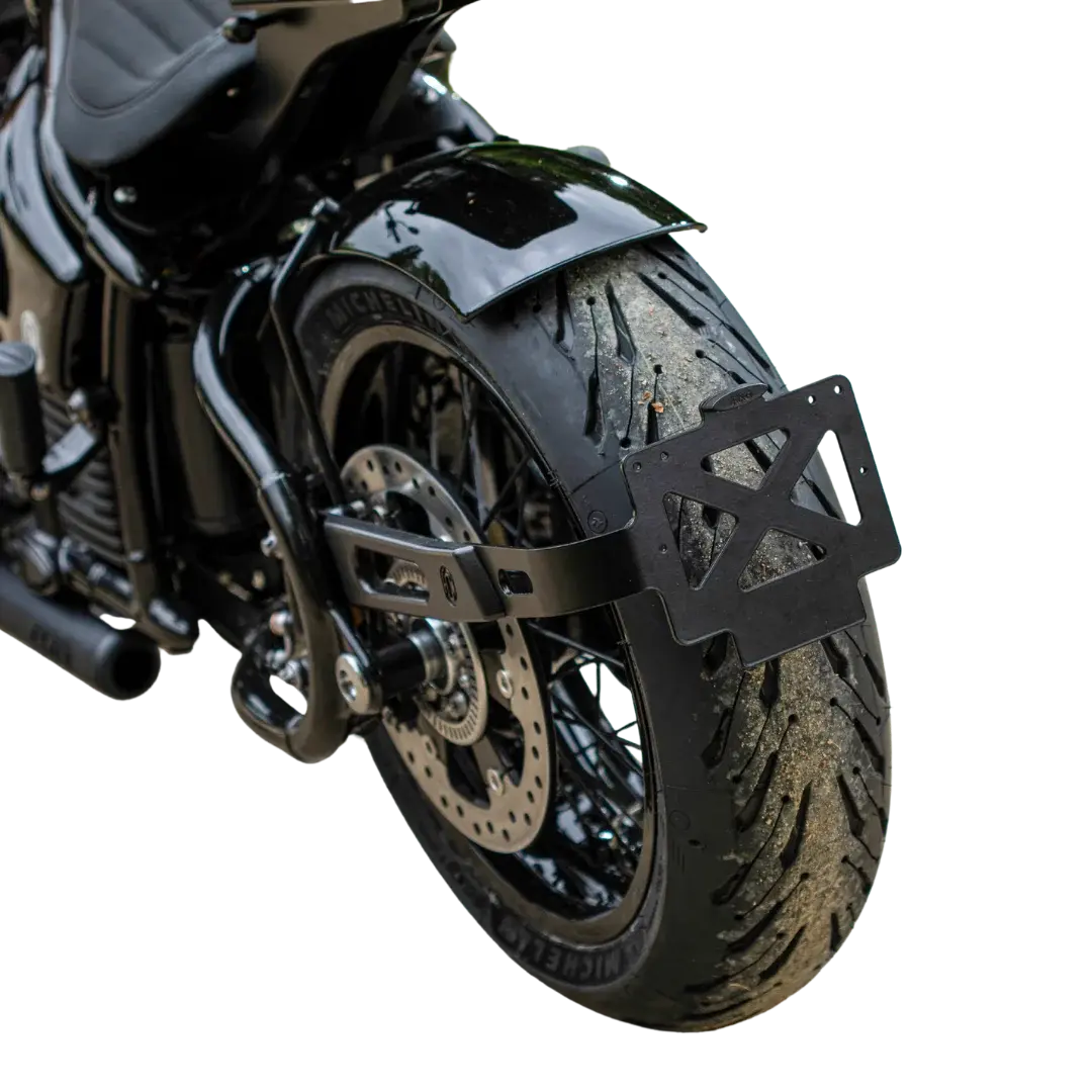 Support de Plaque BMW R18 FCR Original - mise en situation, plaque ramenee derriere la roue arriere de la moto
