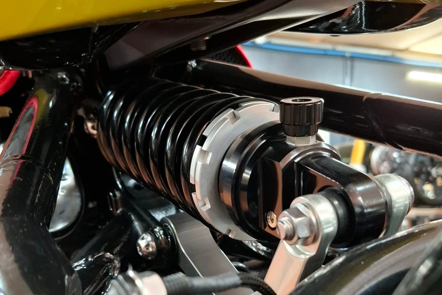 M-Shock Rear Shock Absorber | Triumph Bonneville Bobber - photo 1 en situation