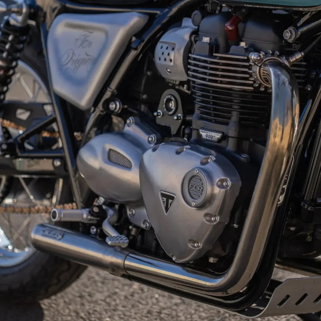 Carter moteur principal Triumph aluminium brossé pièce FCR Original finition technique haut de gamme monté sur une moto Triumph Bonneville T120