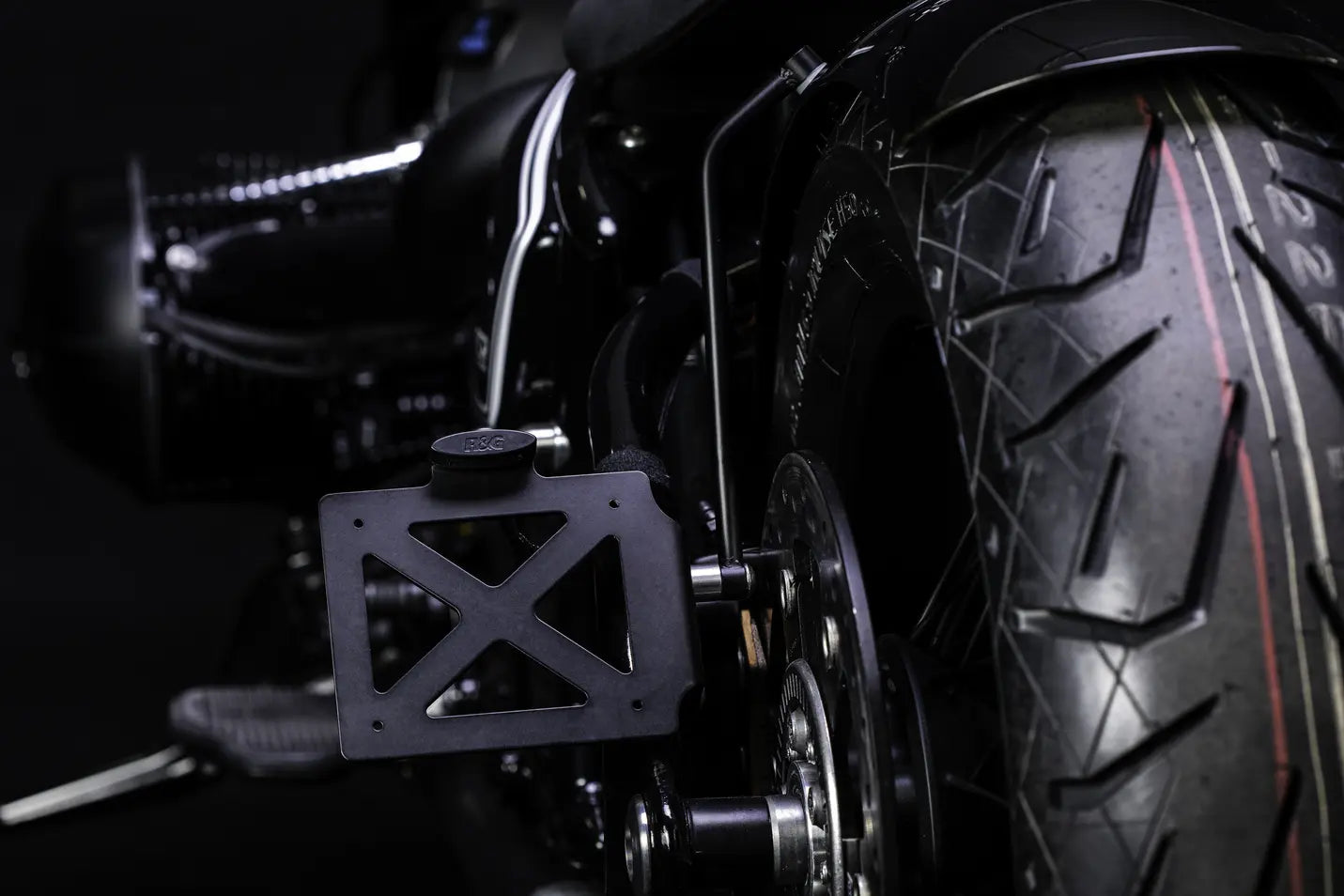 Seitlicher Kennzeichenhalter | BMW R18 - photo 3 en situation